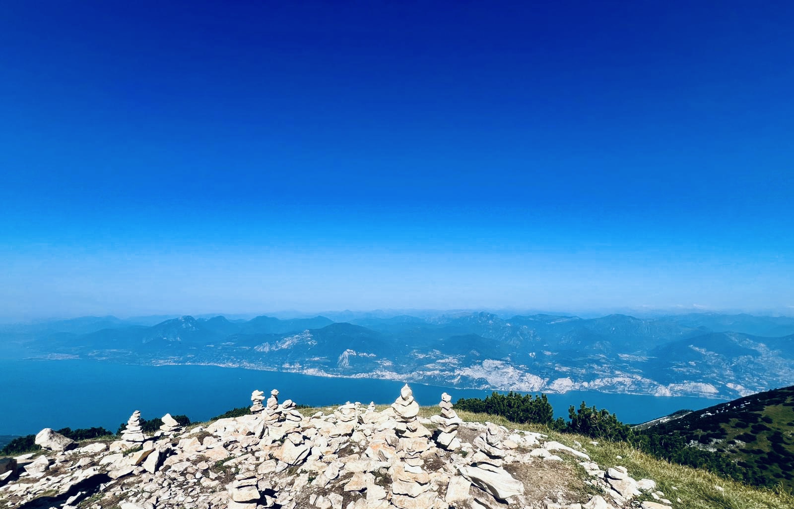 Paesaggio di montagna che ispira pace, connessione con se stessi, equilibrio e serenità.